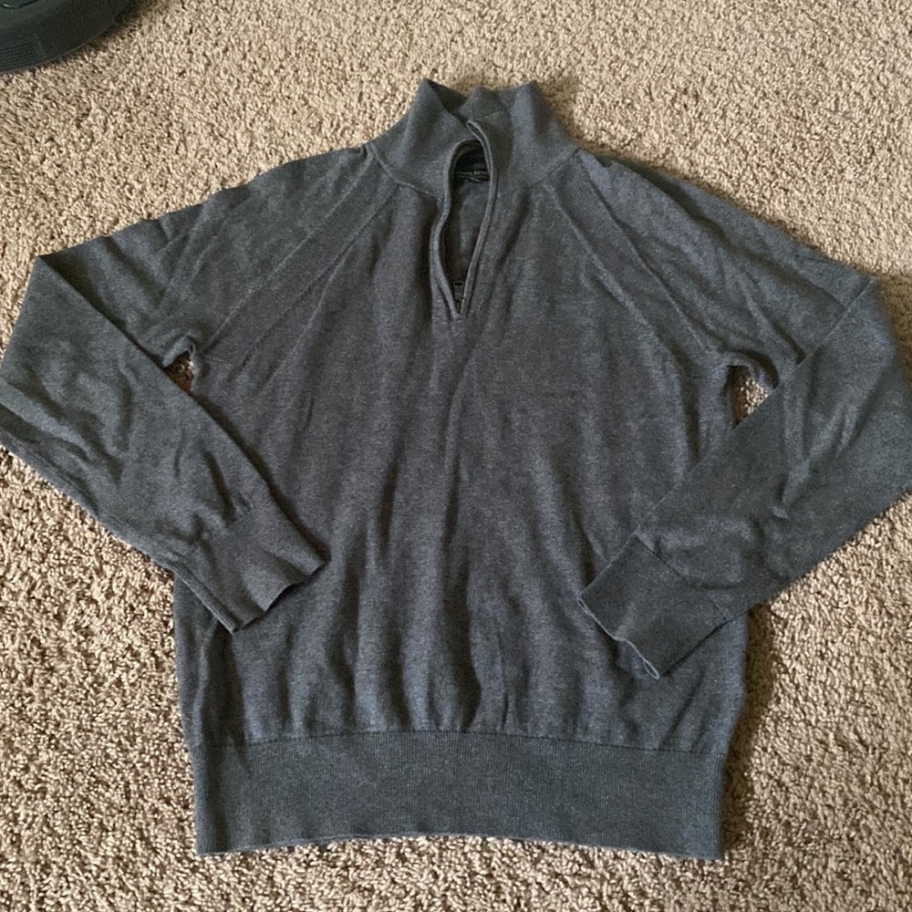 Gray men’s Banana Republic cashmere size small long sleeve sweater